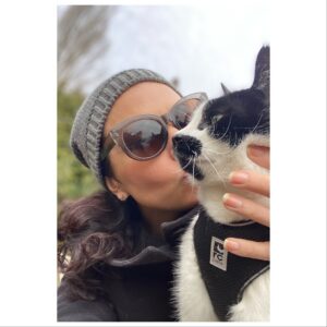 Laura Mennell Instagram - It’s getting chilly outside, so I’ve been cozying up inside, and painting my cat, Louie.
@brushofhope’s annual celebrity art auction is happening again soon.  The event helps raise much needed funds for the Atlantic Kidney Foundation.
I’ll post my finished painting of Louie this November, and you can bid on pieces from Nov 1-12th on @ebaycanada from anywhere around the world! 
Can’t wait to share my latest art piece and to help out such a great charity!  Stay tuned… :) 🤍
.
.
.
.
.
.
.
.
.
.
.
#lauramennell #kidneyfoundation  #tuxedocat #artauction #actorsandtheircats #charityauction #kidneyfoundationofcanada #ebay #catsofinstagram #projectbluebookfans #projectbluebook #loudermilk #maninthehighcastle #watchmen #batwoman #batwomanfans #mimihynek #enigma #agirlandhercat #browneyedgirl #canadianactor #rcpets #janeyslater #evelynrhyme