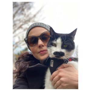 Laura Mennell Instagram - It’s getting chilly outside, so I’ve been cozying up inside, and painting my cat, Louie.
@brushofhope’s annual celebrity art auction is happening again soon.  The event helps raise much needed funds for the Atlantic Kidney Foundation.
I’ll post my finished painting of Louie this November, and you can bid on pieces from Nov 1-12th on @ebaycanada from anywhere around the world! 
Can’t wait to share my latest art piece and to help out such a great charity!  Stay tuned… :) 🤍
.
.
.
.
.
.
.
.
.
.
.
#lauramennell #kidneyfoundation  #tuxedocat #artauction #actorsandtheircats #charityauction #kidneyfoundationofcanada #ebay #catsofinstagram #projectbluebookfans #projectbluebook #loudermilk #maninthehighcastle #watchmen #batwoman #batwomanfans #mimihynek #enigma #agirlandhercat #browneyedgirl #canadianactor #rcpets #janeyslater #evelynrhyme