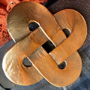 Laura Mennell Instagram - I found the most beautiful Italian vegan belt from @calimala_ .  If you’re on the hunt for one, look no further.  It’s lovely belt buckle is also cast in a bronze Solomon knot—which is very apropos, since my guy is @solomanartist. ;)
Thank you Sarit Nahum at #calimala_ jewellery for sharing your talent with me.  I can’t stop wearing this belt! 🤍
.
.
.
.
.
.
#calimala #italianjewelry #florenceartisan #solomonknot #bronzebeltbuckle #castinbroze #handmade #independentartists #lauramennell #projectbluebook #pbb #actress #canadiangirl #tangerinedream #supportartists #forgetbigboxstores