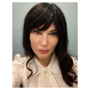 Laura Mennell Instagram - I’m guest starring on a creepy little show called @2shsseries this Tuesday on @thecw at 8pm ET.
I play Kora in the “Essence” episode, along side @chiguz @christinsypark @mspatriciaisaac.
Can’t give away much, but my character goes on quite the journey. ;) 
I’ll post a behind-the-scenes photo of me and my fellow co-stars tomorrow in celebration of the episodes release. 
This episode was also directed by the wonderful @onebolafun. 
.
#💇🏻‍♀️ : @katrinazombie 
#💄 : @edina_schubert 
.
.
.
.
.
#2sentencehorrorstories #cw #stage13 #lauramennell #gueststar #allfemalecast #scarystories #areyouafraidofthedark #creepshow #fauxbangs #actorslife #vancouverfilm #yvrfilm #projectbluebook #mimihynek #actress #comingsoontoyourtv #epictv #stage13network