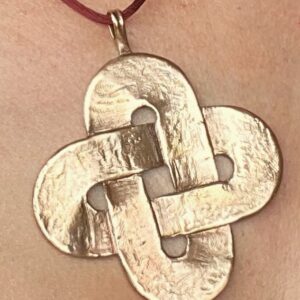 Laura Mennell Instagram - One last post with my Solomon knot pendant from @calimala_.  Such lovely pieces from Florence, made with so much heart.  Check out the #calimala_ site for yourself and get ready to be inspired.
.
.
.
.
.
.
.
#calimala #bronzependant #independantjewellers #supportartisans #italianjewelry #florenceartist #bronzejewelry #castinbronze #lauramennell #actress #canadianactor #projectbluebook