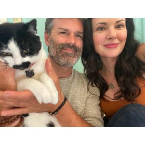 Laura Mennell Instagram - Perfectly imperfect family photo. 

.
.
.
#therearealltypesoffamilies #furchild  #tuxedocat #catsofinstagram #felinelove #catmom #sundayfundays #itsthesmallthings #louiethecat