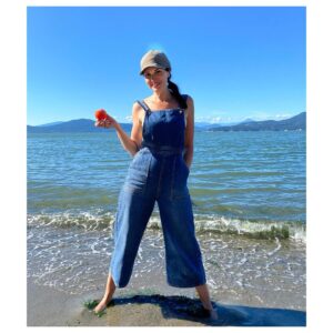 Laura Mennell Instagram - Enjoying every last minute of our summer.  Hope you’re too!  Stay safe and stay well everyone. 
PS If you love this outfit, it’s a consignment find from @frontandcompany—love finding preloved pieces that are easier and kinder on our planet. ⭐️♥️
#📷 : @solomanartist
.
.
.
.
.
.
.
.
.
#lauramennell #beautifulbc🍁 #consignmentshopping #prelovedclothing #overalls #frontandcompany #summerlovin #browneyedgirl #endlesssummer #girlsonfilm #projectbluebook #mimihynek #canadiangirl #ocean #beautifulbritishcolumbia #canada #happylabourday #spanishbanks #pacificocean #canadianactor