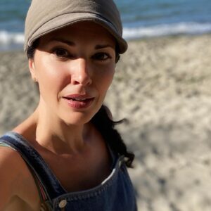 Laura Mennell Instagram - Enjoying every last minute of our summer.  Hope you’re too!  Stay safe and stay well everyone. 
PS If you love this outfit, it’s a consignment find from @frontandcompany—love finding preloved pieces that are easier and kinder on our planet. ⭐️♥️
#📷 : @solomanartist
.
.
.
.
.
.
.
.
.
#lauramennell #beautifulbc🍁 #consignmentshopping #prelovedclothing #overalls #frontandcompany #summerlovin #browneyedgirl #endlesssummer #girlsonfilm #projectbluebook #mimihynek #canadiangirl #ocean #beautifulbritishcolumbia #canada #happylabourday #spanishbanks #pacificocean #canadianactor