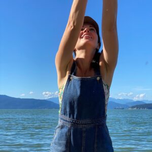 Laura Mennell Instagram - Enjoying every last minute of our summer.  Hope you’re too!  Stay safe and stay well everyone. 
PS If you love this outfit, it’s a consignment find from @frontandcompany—love finding preloved pieces that are easier and kinder on our planet. ⭐️♥️
#📷 : @solomanartist
.
.
.
.
.
.
.
.
.
#lauramennell #beautifulbc🍁 #consignmentshopping #prelovedclothing #overalls #frontandcompany #summerlovin #browneyedgirl #endlesssummer #girlsonfilm #projectbluebook #mimihynek #canadiangirl #ocean #beautifulbritishcolumbia #canada #happylabourday #spanishbanks #pacificocean #canadianactor