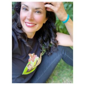 Laura Mennell Instagram - Did you know that 32 million people in America have food allergies?  Help @n3nclothing’s campaign #WhyWait Until It’s Too Late raise awareness and help save lives! 
Check out #n3nclothing’s Instagram page for fun T-shirts, like the one I’m wearing, and read up on how you can support this cause. 
The site is run by Sabrina Cetin, an inspiring Mother of a child with severe allergies.  In her own words, she’s creating these shirts in “hopes to educate, build confidence and hopefully save lives by informing everyone to practice food safety whilst around those with allergies.” I’m inspired by Sabrina’s cause, and honoured to wear this shirt with pride. ♥️
#📷 : @solomanartist 
.
.
.
.
.
.
.
.
#foodallergies #allergictonuts #peanutallergies #foodsafety #nutfreefacility #empathy #helpingothers #goodcause #fashionforacause  #tshirt #tshirtdesign #lauramennell #projectbluebook #pbb #mimihynek #browneyedgirl #canadiangirl #actor  #actorslife #helpothers