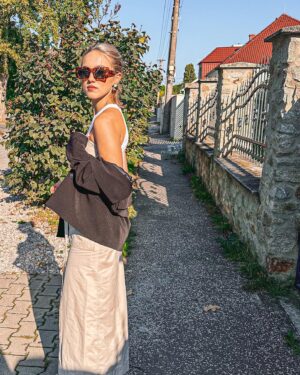Laura Petersen Instagram - Dnešné školské #ootd ❤️

________________________________
Šaty @zara 
Tričko @zara 
Sako @hm 
Topánky @deichmann.sk 
Okuliare @reserved