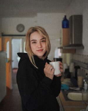 Laura Petersen Instagram - čas na rannú kávu. ☕️ konečne 🥹

Aj vy milujete začať deň kávou? ☀️