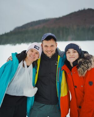 Laura Petersen Instagram - Vstúpili sme do nového roka s blízkymi priateľmi, úsmevom na tvári a novými zážitkami. ❤️ prajem vám všetkým krásny nový rok 2024.🎉