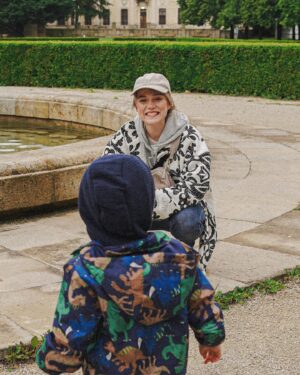 Laura Petersen Instagram - Už chápem, čo to znamená, keď sa žena dostáva do bežného pracovného sveta z “materskej” . 🥹 A až teraz som začala pociťovať silnú túžbu byť stále na vzduchu, keď mi to čas dovolí, tráviť čas s M. skákať s ním v každej kaluži a vypínať hlavu, keď sa dá. ❤️ začínam sa cítiť ako moja mama, keď pracovala a potom chcela chodiť stále s nami na výlety a my sme boli otrávení, že ideme obdivovať ďalšiu zrúcaninu hradu, ktorého steny pripomínajú pokazené kamene. 😂❤️ teraz chápem. No ženy, nie je to jednoduché. Zároveň sa cítim prínosná a konečne v akcii, ale bije sa s ním pocit neistoty. Tie ktoré ste na tom rovnako, určite mi rozumiete. 🙏🏻❤️

Lau 💕