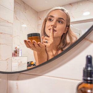 Laura Petersen Instagram - Po mesiaci máme opäť zľavový kód - LAU10 na @muzuri.sk 🥹❤️ konečne už môžete aj vy skúsiť úžasné šľahané telové maslo, ktoré už mám doma nejakú tu chvíľu a trúfam si povedať, že to bude tak trochu závislosť pre každého. 🥹😂❤️ je pridané na e-shope, takže si ho veselo môžete kupovať aj vy. 🙏 ja mám doma “čokina” variant, pri ktorom má človek pocit, že ho najskôr musí zjesť a nie to si ho natrieť na telo. 😂🥹 a nebudem hovoriť o tej konzistencií, ja som sa s niečim takým úprimne ešte nestretla. Veď posúďte sami. ❤️ zľava platí na všetko 48 hodín 🙏

L