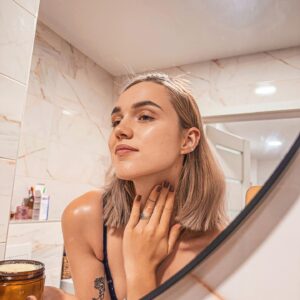 Laura Petersen Instagram - Po mesiaci máme opäť zľavový kód - LAU10 na @muzuri.sk 🥹❤️ konečne už môžete aj vy skúsiť úžasné šľahané telové maslo, ktoré už mám doma nejakú tu chvíľu a trúfam si povedať, že to bude tak trochu závislosť pre každého. 🥹😂❤️ je pridané na e-shope, takže si ho veselo môžete kupovať aj vy. 🙏 ja mám doma “čokina” variant, pri ktorom má človek pocit, že ho najskôr musí zjesť a nie to si ho natrieť na telo. 😂🥹 a nebudem hovoriť o tej konzistencií, ja som sa s niečim takým úprimne ešte nestretla. Veď posúďte sami. ❤️ zľava platí na všetko 48 hodín 🙏

L