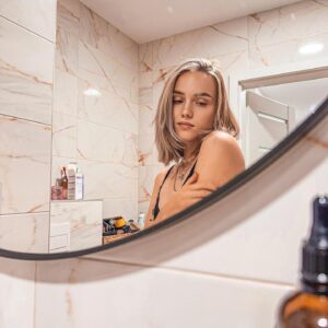 Laura Petersen Instagram - Po mesiaci máme opäť zľavový kód - LAU10 na @muzuri.sk 🥹❤️ konečne už môžete aj vy skúsiť úžasné šľahané telové maslo, ktoré už mám doma nejakú tu chvíľu a trúfam si povedať, že to bude tak trochu závislosť pre každého. 🥹😂❤️ je pridané na e-shope, takže si ho veselo môžete kupovať aj vy. 🙏 ja mám doma “čokina” variant, pri ktorom má človek pocit, že ho najskôr musí zjesť a nie to si ho natrieť na telo. 😂🥹 a nebudem hovoriť o tej konzistencií, ja som sa s niečim takým úprimne ešte nestretla. Veď posúďte sami. ❤️ zľava platí na všetko 48 hodín 🙏

L
