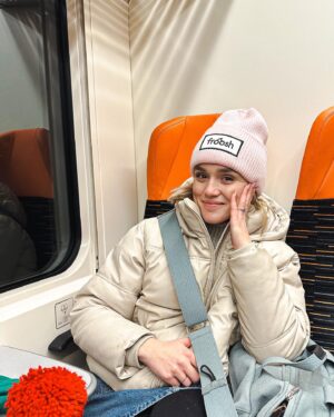Laura Petersen Instagram - Ja a náš gang sme sa boli previesť so @zssk_official na trhy do neďalekého mesta. 😊 Tento celkom, na pohľad príjemne pôsobiaci výlet, bol v skutku zaujímavou skúsenosťou. 😂❤️ musím povedať, že cestovanie vlakom a detský punč, boli topky a bolo aj niekoľko sĺz, keď sme z vlaku vystupovali. 🥹❤️ no a späť k príbehu. V skratke, od blata, od hora až po “dolok”, obliatí punčom, s deťmi, ktoré chceli byť už doma, alebo vo vlaku, alebo teda všade, kde mi dospelí sme byť nechceli, mi moja najbližšia priateľka volá krátko po príchode: “Lauri, máš moju tašku?” Ja: Nie, ja som myslela, že ju máte!” 😳 počkaj volám @zssk_official na číslo 18188.
Zdvihla mi jedna veľmi príjemná pani a ihneď konala. 🙏❤️ za 10 minút, sme mali tašku v bezpečí, pripravenú na vyzdvihnutie a naozaj vďaka príjemnej komunikácii a ochote, sa našiel dokonca aj jednorožec, ktorého si tam zabudlo ďalšie dieťa z nášho gangu. A tak nebolo viac sĺz a strachu. A nakoniec to bol vlastne naozaj veľmi fajn výlet. ❤️😂 

Keď niečo zabudnete vo vlaku @zssk_official volajte na číslo 18188. Skúste si pamätať, v ktorom vozni sme sa nachádzali, poprípade vlakvedúceho, ako napr. vyzeral. ❤️

P.S.: Na poslednej fotke mám tašku, aj unavený výraz. 😂❤️ to už bola cesta domov. 😅

Vaša L❤️