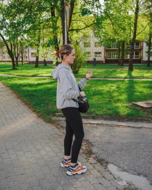 Laura Petersen Instagram - Tieto jarné dni ma neskutočne nabíjajú! ☀️🥹❤️
Aj vy sa tak tešíte z tohto počasia? 🙏

P.S.: Motorku sme skúsili, nosil si ju v rukách. 😂❤️
#jar #slnko #tesimsa