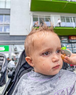 Laura Petersen Instagram - Dlhý deň. Alebo vlastne krátky, ale intenzívny. Žiaden poobedný spánok, veľa programu, málo času na upratovanie, rozbité oko, nič nejde podľa plánu…Taký, že na konci dňa som zvláštne naladená. Smutná… nervózna… unavená, taká… nesvoja. Aj ja mám také dni, kedy pocit vlastnej kože je cudzí. Vlastne bol celý deň krásny, ale nečakane sa prikradol zlý pocit samej zo seba. Akoby som robila všetko zle, akoby som nespravila dnes dosť. Takže moje blbé dni končia výčitkami samej zo seba. 🤍 ja len že, je v poriadku sa niekedy necítiť v poriadku. Sme ľudia. A zajtra bude viac energie a lásky samej k sebe. ❤️

Na prvej fotke je vzácny moment s vzácnym našim pradedkom. ❤️