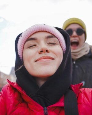 Laura Petersen Instagram - Našla som ešte niekoľko fotiek v galérii z Nórska, ktoré by som chcela s vami zdieľať. 📸
Naozaj mi tento výlet ukázal nieľko skutočností, ktoré sa budem snažiť čo najviac aplikovať v mojom živote. 

1. Cestovať sa dá aj s deťmi a je to riadna zábava. 💃
2. Neskúsiš, nevieš. Bála som sa cestovania vo dvojici, nakoniec to bolo najlepšie rozhodnutie. 🛫
3. Deti potrebujú priestor na to, aby rástli a spoznávali. 🧗🏻
4. Deťom je nutné viac dôverovať. Dokážu toho omnoho viac ako si myslíme.
5. Prispôsobiť sa dá každej situácii, len musí človek chcieť.

Aj keď polovicu som vedela už predtým, zistila som, že som ovládala len teóriu. Tento výlet vo dvojici musíme zopakovať a každému, kto má priestor, to odporúčam. ❤️