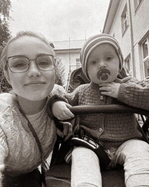 Laura Petersen Instagram - Síce nemáme fotku vo voľebnej miestnosti, nakoľko som bola šťastná, že sa mi pri Matteovej energii podarilo vôbec zatvoriť obálku, ale boli sme aj my. To však nie je posolstvo, ktoré chcem týmto postom posunúť ďalej. 🙏 ja len že… nesúďme. Zvyčajne si komentáre nečítam, ale tentokrát ma zaujímalo, ako sa asi správa spoločnosť. A je to katastrofa. Bohužiaľ musím povedať, že toto si robíme asi sami. Nevieme nič ohľadom voľby druhého, nevieme prečo sa tak rozhodol a jeho pozadie, povedať o druhom, že je hlúpy, len na základe inej voľby je pre mňa nepochopiteľné. To platí pre mladú aj staršiu generáciu. Zmenu neurčuje len politická situácia, ale aj tá spoločenská, ktorej tvorcom sme aj my. A tak vám posielam veľa lásky a pochopenia do týchto dní a aj do tých ďalších. 
P.S.: Vraj najlepšie hrozno je vždy u prababky a pradedka! 😭🙏❤️