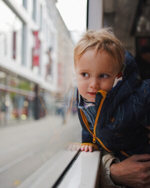 Laura Petersen Instagram - Ja sa v posledných týdňoch čudujem, čo všetko tie deti dokážu. Obdivujem, že nemajú strach, že sa tak rýchlo učia, že veci skúšajú a skúšajú ich opäť aj keď sa na prvýkrát nepodaria. A potom mi napadne, prečo to tak nemáme my? Neboli by sme ďalej? 

Pozerám na prázdnu stoličku pri okne a vidím rútiaceho sa Mattea. Okolo neho veľká panika. A ja pokojne stojím a sledujem, čo príde. 

“Však dávaj pozor Laura, čo keď spadne?!”

“Nespadne.” pomyslím si. Prečo by mal spadnúť? Prečo mu predpovedáme budúcnosť? Prečo mu NEDÔVERUJEME? 

“Matteo, choď dole. Spadneš!”

V tom už moje myšlienky vyslovujem nahlas. 
“Vy neviete čo dokáže. On to už vie. A ak nie, tak sa to naučí.”

Spadol.
Vyčítavo na mňa ľudia pozerajú… veď to bolo jasné, že spadne. “Ach Laura, ja som to hovoril.”

Spadol, ale neplakal. Neublížil si.
Ale čo ak?!

O 5 minút tá istá situácia. Akoby cez kopirák.

Nespadol. ON TO DAL! A teraz pozerá von oknom, šťastný zo svojho úspechu. A ja hrdá na to, že sa nenechal zastrašiť nami… vystrašenými dospelými. 

Áno, sú situácie, kedy zasiahnem. A áno, boli situácie, kedy som vždy bola prvá ktorá za nim bežala a vždy ho brala preč, lebo strach oňho je ten najväčší na svete. Ale potom prišli myšlienky, či ho náhodou nebrzdím mojim strachom, či mu neberiem detskú radosť z pokusov a omylov. Či ho neučím báť sa. A tak som si dala taký záväzok.

Pokiaľ som nablízku a nejde o nič priveľmi nebezpečné. Pokiaľ sa niečo deje pri nás, tak je to v poriadku a vždy mám šancu zakročiť. Ale radšej nech sa učí v našej spoločnosti, ako keď bude zažívať pády preňho neznáme už bez nás. ❤️

A vidím, že DÔVERA nás posunula o 100 krokov vpred. ✨ takže chlapček náš, dôverujem ti, a viem že to zvládneš! ❤️
