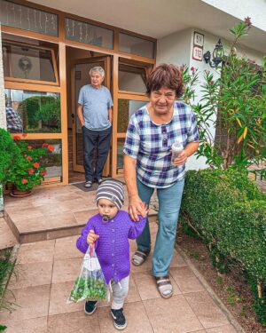 Laura Petersen Instagram - Síce nemáme fotku vo voľebnej miestnosti, nakoľko som bola šťastná, že sa mi pri Matteovej energii podarilo vôbec zatvoriť obálku, ale boli sme aj my. To však nie je posolstvo, ktoré chcem týmto postom posunúť ďalej. 🙏 ja len že… nesúďme. Zvyčajne si komentáre nečítam, ale tentokrát ma zaujímalo, ako sa asi správa spoločnosť. A je to katastrofa. Bohužiaľ musím povedať, že toto si robíme asi sami. Nevieme nič ohľadom voľby druhého, nevieme prečo sa tak rozhodol a jeho pozadie, povedať o druhom, že je hlúpy, len na základe inej voľby je pre mňa nepochopiteľné. To platí pre mladú aj staršiu generáciu. Zmenu neurčuje len politická situácia, ale aj tá spoločenská, ktorej tvorcom sme aj my. A tak vám posielam veľa lásky a pochopenia do týchto dní a aj do tých ďalších. 
P.S.: Vraj najlepšie hrozno je vždy u prababky a pradedka! 😭🙏❤️