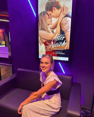Laura Petersen Instagram - Kino. Milujem. Kedysi som tam bola viac ako doma, dnes je to už o niečo náročnejšie a vždy sa teším, keď si môžem ísť oddychnuť. A teraz som objavila túto oddychovku, takže ak si chcete oddýchnuť, zaspomínať na staré časy, či nejaké vzrúšo, tak ako ja, tak bežte pozrieť After: Navždy. ❤️🙏