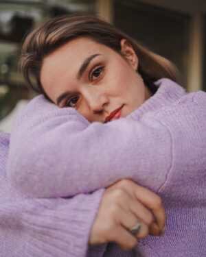 Laura Petersen Instagram - •Útržky z diára II.•
Sama so sebou. Poslednú dobu trávim často premýšľaním. Nad mojimi cieľmi, nad tým, po akej ceste sa za nimi vydať. A či kráčam po tej správnej. Ono sa vždy na začiatku zdá, že TOTO je to správne rozhodnutie a sme presvedčení, že ho nikdy nič nezmení. A potom rázcestie. Kde sa obzeráš, či táto cesta bola taká, ako sme si ju predstavovali, aj keď s malými odchýlkami, lebo tie sú jej súčasťou. A máš na výber. Buď to v nej pokračovať a čakať na ďalšie rázcestie, alebo sa vybrať inou, nepoznanou, troška strašideľnou, ale možno bude správnejšie, keď to skúsime, len musíme rátať, že stará cesta sa už neobjaví. Ja viem, príliš neurčitý text. Netýka sa ničoho konkrétneho, preto nerozmýšľaj nad tým, čo sa mi asi v živote deje. Nie je jeden dôvod, prečo píšem tieto riadky. Týka sa celkovo života, ako takého. ❤️ Len si hovorím, že nastal u mňa čas zamýšľať sa nad mojimi krokmi a začať konať. Lebo doteraz som sa nechávala unášať tým, že “nejak to už všetko bude”. A aj bolo. A užívala som si to. Len možno je čas užívať si aj premyslený život, so snami a snahou prežiť ho čo najkrajšie. 🙏

L