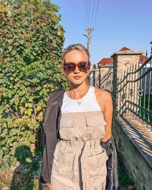Laura Petersen Instagram - Dnešné školské #ootd ❤️

________________________________
Šaty @zara 
Tričko @zara 
Sako @hm 
Topánky @deichmann.sk 
Okuliare @reserved
