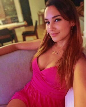 Laura Prats Instagram - That kind of pic your future kids see in the future inside a box and say “oh mama you looked great back then” 
🥲👍🏽