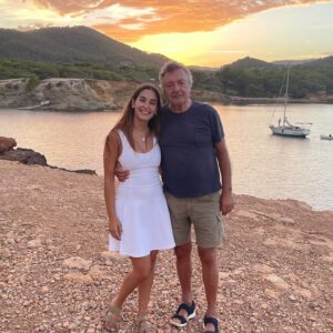 Laura Prats Instagram - Papa. Feliç dia del pare. Avui t’hauria trucat, t’hauria dit Felicitats, tu hauries estat molt content com sempre, simplement feliç de veure’m i de saber que tot va bé, que la vida bé, la feina bé, la salut bé, el menjar bé i olé! Sempre positiu amb tot, sempre content… i sabia que sempre que et trucava o et veia, sempre em donaves energia i confiança per tot el que volia fer, deies que jo podia amb tot, i amb una mà lligada a l’esquena i els ulls tancats si calia. Que jo podia fer-ho tot. I sempre m’ho has dit. Des de que era petita, jo al cole no treia 10, sempre deies que jo podia treure 11!!! Aquesta positivitat, aquest creure en mi, sempre el vaig rebre de tu. I crec que gràcies a això, també sóc com sóc, em vas ensenyar a creure en mi mateixa, i a lluitar pels meus somnis, fossin tan grans com fossin. 
Gràcies. 
No es que em sorprengui, sempre ho he sapigut, però ara es fa més evident, tinc moltes coses teves…
Artista, tenista, bromista, positiu, alegre, amb ganes de viure la vida, apreciar els bons moments, i aprendre dels dolents, pero seguir seguir endavant amb un somriure, passió per la vida, creure en un mateix, mariner, aventurero i SEMPRE MORENO!!! Si, sé que tot això ho tinc de tu…
Encara no sé com fer-me a la idea…
Em costa molt…  sé que no ens vèiem tant com m’hauria agradat, però sabia que estaves allà, que sempre que et veia era un bon moment, i pensar que no puc veuret més o escoltar-te… se’m fa una muntanya molt gran. No ho vull creure.
Sé que estaves orgullós de mi, ho veia en els teus ulls, quan veies els meus dibuixos o quadres, quan ens despediem. Ho veia. La 2 foto, m’agrada molt perque estaves molt content i orgullós del quadre que et vaig pintar de la teva Intrepida⚓️. I sé que esperaves amb molta il.lusió la meva boda, que amb tot el que implicava, em vas ajudar a sentir-me tranquila i feliç. Tenies ja el vol, el tratje blau, i les sabates noves… i caminaves amb elles per casa per desgastar-les una mica i que no et féssin mal el dia de la boda… sé que vindràs igualment, estaràs allà, i t’ho passaràs molt bé, i seràs feliç de veurem feliç. T’estimo papa. Reserva’t seients a primera amb els avis i els yayos. Et trobaré molt a faltar🤍