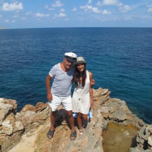 Laura Prats Instagram - Papa. Feliç dia del pare. Avui t’hauria trucat, t’hauria dit Felicitats, tu hauries estat molt content com sempre, simplement feliç de veure’m i de saber que tot va bé, que la vida bé, la feina bé, la salut bé, el menjar bé i olé! Sempre positiu amb tot, sempre content… i sabia que sempre que et trucava o et veia, sempre em donaves energia i confiança per tot el que volia fer, deies que jo podia amb tot, i amb una mà lligada a l’esquena i els ulls tancats si calia. Que jo podia fer-ho tot. I sempre m’ho has dit. Des de que era petita, jo al cole no treia 10, sempre deies que jo podia treure 11!!! Aquesta positivitat, aquest creure en mi, sempre el vaig rebre de tu. I crec que gràcies a això, també sóc com sóc, em vas ensenyar a creure en mi mateixa, i a lluitar pels meus somnis, fossin tan grans com fossin. 
Gràcies. 
No es que em sorprengui, sempre ho he sapigut, però ara es fa més evident, tinc moltes coses teves…
Artista, tenista, bromista, positiu, alegre, amb ganes de viure la vida, apreciar els bons moments, i aprendre dels dolents, pero seguir seguir endavant amb un somriure, passió per la vida, creure en un mateix, mariner, aventurero i SEMPRE MORENO!!! Si, sé que tot això ho tinc de tu…
Encara no sé com fer-me a la idea…
Em costa molt…  sé que no ens vèiem tant com m’hauria agradat, però sabia que estaves allà, que sempre que et veia era un bon moment, i pensar que no puc veuret més o escoltar-te… se’m fa una muntanya molt gran. No ho vull creure.
Sé que estaves orgullós de mi, ho veia en els teus ulls, quan veies els meus dibuixos o quadres, quan ens despediem. Ho veia. La 2 foto, m’agrada molt perque estaves molt content i orgullós del quadre que et vaig pintar de la teva Intrepida⚓️. I sé que esperaves amb molta il.lusió la meva boda, que amb tot el que implicava, em vas ajudar a sentir-me tranquila i feliç. Tenies ja el vol, el tratje blau, i les sabates noves… i caminaves amb elles per casa per desgastar-les una mica i que no et féssin mal el dia de la boda… sé que vindràs igualment, estaràs allà, i t’ho passaràs molt bé, i seràs feliç de veurem feliç. T’estimo papa. Reserva’t seients a primera amb els avis i els yayos. Et trobaré molt a faltar🤍