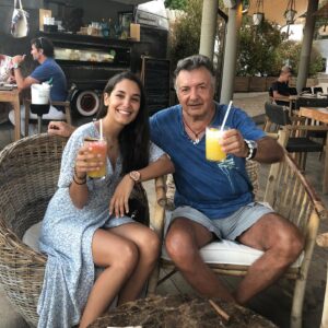 Laura Prats Instagram - Papa. Feliç dia del pare. Avui t’hauria trucat, t’hauria dit Felicitats, tu hauries estat molt content com sempre, simplement feliç de veure’m i de saber que tot va bé, que la vida bé, la feina bé, la salut bé, el menjar bé i olé! Sempre positiu amb tot, sempre content… i sabia que sempre que et trucava o et veia, sempre em donaves energia i confiança per tot el que volia fer, deies que jo podia amb tot, i amb una mà lligada a l’esquena i els ulls tancats si calia. Que jo podia fer-ho tot. I sempre m’ho has dit. Des de que era petita, jo al cole no treia 10, sempre deies que jo podia treure 11!!! Aquesta positivitat, aquest creure en mi, sempre el vaig rebre de tu. I crec que gràcies a això, també sóc com sóc, em vas ensenyar a creure en mi mateixa, i a lluitar pels meus somnis, fossin tan grans com fossin. 
Gràcies. 
No es que em sorprengui, sempre ho he sapigut, però ara es fa més evident, tinc moltes coses teves…
Artista, tenista, bromista, positiu, alegre, amb ganes de viure la vida, apreciar els bons moments, i aprendre dels dolents, pero seguir seguir endavant amb un somriure, passió per la vida, creure en un mateix, mariner, aventurero i SEMPRE MORENO!!! Si, sé que tot això ho tinc de tu…
Encara no sé com fer-me a la idea…
Em costa molt…  sé que no ens vèiem tant com m’hauria agradat, però sabia que estaves allà, que sempre que et veia era un bon moment, i pensar que no puc veuret més o escoltar-te… se’m fa una muntanya molt gran. No ho vull creure.
Sé que estaves orgullós de mi, ho veia en els teus ulls, quan veies els meus dibuixos o quadres, quan ens despediem. Ho veia. La 2 foto, m’agrada molt perque estaves molt content i orgullós del quadre que et vaig pintar de la teva Intrepida⚓️. I sé que esperaves amb molta il.lusió la meva boda, que amb tot el que implicava, em vas ajudar a sentir-me tranquila i feliç. Tenies ja el vol, el tratje blau, i les sabates noves… i caminaves amb elles per casa per desgastar-les una mica i que no et féssin mal el dia de la boda… sé que vindràs igualment, estaràs allà, i t’ho passaràs molt bé, i seràs feliç de veurem feliç. T’estimo papa. Reserva’t seients a primera amb els avis i els yayos. Et trobaré molt a faltar🤍