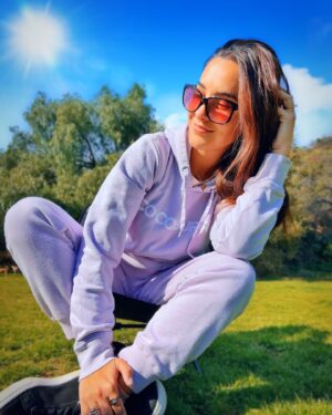 Laura Prats Instagram - We all know who’s a better model ➡️💜🐶

👚@cocoburry 😍 
For some DISCOUNT use my CODE: CO92660694 ✌🏽