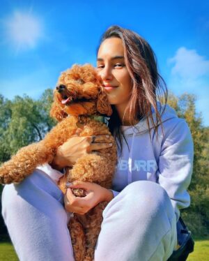 Laura Prats Instagram - We all know who’s a better model ➡️💜🐶

👚@cocoburry 😍 
For some DISCOUNT use my CODE: CO92660694 ✌🏽