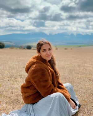 Laura Prats Instagram - Winter pic in the middle of Spain. The air was crisp and nice ❄️🌬️ #segovia #spain