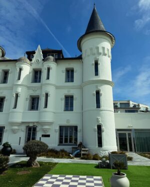 Laura Smet Instagram - Grande fidèle des @chateaudestourelles.rt avant un long tournage rien de mieux que l'air de la Bretagne . Les équipes sont merveilleuses. On se sent comme à la maison en famille . Merci 🙏🏻 #pornichet #lechateaudestourelles ♥️
