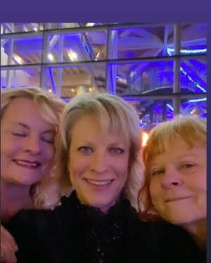 Laura Voutilainen Instagram - Hyvää 105-vuotista itsenäisyyspäivää. 
Linnassa olen saanut vierailla kolme kertaa. Viimeksi 2019. Kuvat linnapuvussa nyt(kaivoin sen naftaliinista taannoin) ja silloin, linnan parvelta. 
Tänä vuonna vietän itsenäisyyttä Lahti-Heinola -akselilla, kovassa kolmikossa, johon kuuluu äiti, sisko ja minä. Rakas sisko on paras siinä, että silmät on kiinni kuvissa, eikä tehnyt nytkään poikkeusta❤️
#itsenäisyys105 
#itsenäisyyspäivä2019 
#itsenäisyyspäivä2022 
#rakkaatnaisetkuvassa