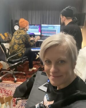 Laura Voutilainen Instagram - Viime viikkojen tapahtumia! 
Taas sain olla Mapp Jeans -mallina 🔥, studiossa biisinteossa ❤️‍🔥, kampanja- ja lumihommissa 😄 
Viimeinen kuva yrittää esittää mun lumienkeliä. 
Kivaa alkanutta viikkoa sulle! 

#photobombing 
#kuvaläjä
meikkihommat @riiakoivisto 
Parempi kuva: @satumali 
Ihana pörrötakki @mappjeans_finland @mappjeans
