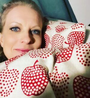 Laura Voutilainen Instagram - Hyvää loppiaista! Hyvää alkanutta vuotta!!
Onks pakko luopua joulutyynyistäkin?? Byää en tahdo että joulu loppuu vielä! 
No ehkä kuusi viikonloppuna ulos…
Joko sun kuusi on viety pois? 

Mun keikat on nyt alkuvuonna yksityistilaisuuksia sekä vierailuja, kuten Kassu Halosen juhlakonserteissa kuun lopulla Hyvinkäällä ja Mikkelissä. 

#loppiainen
#2023 
#alkuvuosi
