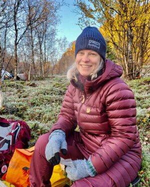 Laura Voutilainen Instagram - Kevo valloitettu 63 km. Tää kuvasarja yrittää kertoa mitä koettiin, ja tosiaan KAIKKEA saatiin. Aurinkoa, ruskaa, tuskaa, sadetta, tuulta, energian puutetta, rinkan purkamista ja täyteen tunkemista, uusia taitoja, ihmeellisiä maisemia, ahavoitunutta naamaa, kostean ja kylmän yön kestämistä ja paljon muuta. Vielä tunnustelen että tekisinkö uudestaan.. 
-ainakin musiikki kuulostaa ihanalta kun sitä ei ole kuullut missään viikkoon, ja työn touhuun tarttuminen tuntuu nyt mahtavalta!! 
Ihanaa syysviikkoa kaikille ❤️☀️🍁🥰
#kevo 
#vaellus
#kevonkanjoni 
@fjallravenofficial 
Kiitos @pataexplorer 
@outdoortrainer_finland
ja vaellusystäväni Sinikka ja Pälvi ❤️