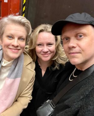 Laura Voutilainen Instagram - Viikonlopusta vielä… 

Mun asu telkkarissa oli upean, kotimaisen ja vastuullisen @samujistudio ’n 
Ja korut 
@lakiva
Kiitos @style_by_annette❣️

Ja sitten tunnelmasta toiseen- 
Olin jo kauan sitten hankkinut matkan @markokeranen kanssa Melodifestivaaleille ihmettelemään miten hommat naapurissa hoidetaan. Ja kyllähän oli infernaalinen sirkus se! Koko perheen glitterijuhla, jossa kepeä, yhteisöllinen tunnelma. 

Lopuksi pieni ”fanitapaaminen” yleisömäärältään ruotsin suurimman teatterin, Tukholman Kaupunginteatterin johtajan @mariasid13 kanssa. Meidän on syytä olla ylpeitä tuosta supernaisestamme, joka pitää hyppysissään käsittämättömän suurta kokonaisuutta: 9 näyttämöä ja satoja työntekijöitä. 🔥