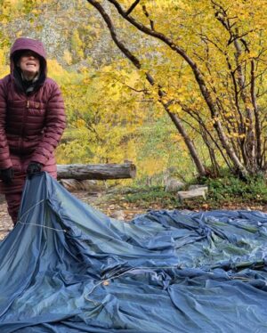 Laura Voutilainen Instagram - Kevo valloitettu 63 km. Tää kuvasarja yrittää kertoa mitä koettiin, ja tosiaan KAIKKEA saatiin. Aurinkoa, ruskaa, tuskaa, sadetta, tuulta, energian puutetta, rinkan purkamista ja täyteen tunkemista, uusia taitoja, ihmeellisiä maisemia, ahavoitunutta naamaa, kostean ja kylmän yön kestämistä ja paljon muuta. Vielä tunnustelen että tekisinkö uudestaan.. 
-ainakin musiikki kuulostaa ihanalta kun sitä ei ole kuullut missään viikkoon, ja työn touhuun tarttuminen tuntuu nyt mahtavalta!! 
Ihanaa syysviikkoa kaikille ❤️☀️🍁🥰
#kevo 
#vaellus
#kevonkanjoni 
@fjallravenofficial 
Kiitos @pataexplorer 
@outdoortrainer_finland
ja vaellusystäväni Sinikka ja Pälvi ❤️