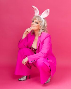 Laura Voutilainen Instagram - Se on pääsiäisviikko nyt!! 🐰🐣💚
Mulle pääsiäinen merkitsee tietysti ennenkaikkea valon ja toivon, uuden heräämisen juhlaa. Talvi on virallisesti taputeltu ja voi loikkia valtoimenaan pitkin lumen alta paljastuvaa ruohikkoa. Ehdottomasti joulun kanssa yhtä tärkeä!! Voin sekoittaa sulavasti ”pakanallista” ja kristillistä juhlaa keskenään. Niinkun varmaan suurin osa suomalaisista tekee. Miten sä juhlit pääsiäistä? Vai juhlitko ollenkaan? 
Joko sä kuulit mun Vihreetä Valoo -biisin?  Sopii hyvin aiheeseen 💚

#pääsiäinen2024 
#vihreetävaloo 
#pupulaitumilla

Onko pääsiäinen sun mielestä ihanaa aikaa? ⬇️