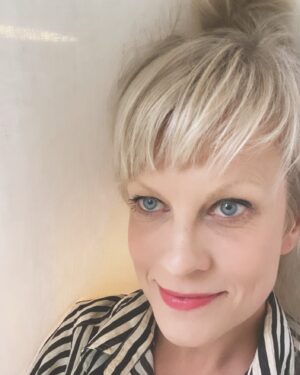 Laura Voutilainen Instagram - Paljon on mielessä uusia juttuja! 
Aina sinne ilmaantuu niitä toteutettavia toiveita, tarpeita ja suunnitelmia. Joskus pitää seurata omaa sisäistä kutsua ja tarttua tekoihin, joiden impulssi ei tule ulkoapäin. Joskus on taas päinvastoin, ja pitää lähteä mukaan sellaiseen, joka tulee vastaan hauskana ideana tai mielenkiintoisena tarjouksena. Nyt on niitä molempia ilmassa. 
Loppuvuoden meiningit: 
-Muutamia kivoja keikkoja
-”Kysy Siskoilta” musiikkiteatterikappaleen harjoitukset ja esitykset Hämeenlinnan Kaupunginteatterissa 
-”Minun tähteni kirkossa” -joulukiertue
-musan tekoa
-vaeltamista Lapissa 
-ensi vuoden suunnittelua 
-tästä hetkestä nauttimista

#suunnitelmat
#haaveet
#teot
#toteutukset
#tulevaisuus 
#tässäjanyt