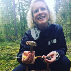 Laura Voutilainen Instagram - Naiseuden monet kasvot! 
Rooleissa riittää- ja siitä saa todellakin kiittää. Ei kaikilla maailman naisilla ole sellaiseen mahdollisuutta, lähellekään. Ja onhan meilläkin vielä matkaa täydelliseen tasa-arvoon, mitä se sitten ikinä pitääkään sisällään. Ihmisten päivä olis paras- ollaan ihmisiä toisillemme ❤️

Naistenpäivänä erityisesti tulee miettineeksi kaikkia mahdollisia naisen rooleja- tässä vain pieni osa näissä kuvissa.

Välillä on yllä mekko, välillä työhaalarit, saa tanssia, laulaa, olla aikuisten poikien äiti ja ystävä. Luova Yksilö, yhteisön jäsen. Opiskelija. Ihan vaan haahuilija. Ja sitten joskus sairaan tehokaskin.

Huomaan että olen tooosi pitkään haalinut itseeni feminiinistä energiaa tässä maskuliinisessa maailmassa: 
iloa, kepeyttä, intuitiivisuutta, nautinnollisuutta, vapautta, pehmeyttä...
”Naisenergia on huikean luovaa ja voimakasta, mutta sen vahvuus piilee juuri intuitiivisuudessa, herkkyydessä ja antautumisessa elämän flowlle” Sanoo eräs Leena Siitonen, Hyvät Fibat- valmentaja. 

No tulipa juttua! Aihe kirvoittaa😄
SIIS: Parasta naistenpäivää 2023 🌺🌸🌼🔥🎉

#naistenpäivä2023
#naiseus
#feminiini 
#femine
#woman