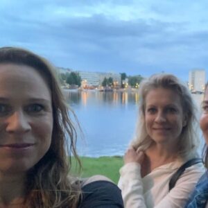 Laura Voutilainen Instagram - Kesän keikkojen viimeinen ateria. Ja muutama bombbikuva. Ilmassa kun tuoksuu jo syksy. 
Kiitos mun rakkaalle työryhmälle, yleisölle, ystäville, omaisille, ja Elämälle.