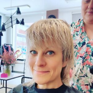 Laura Voutilainen Instagram - Naiseuden monet kasvot! 
Rooleissa riittää- ja siitä saa todellakin kiittää. Ei kaikilla maailman naisilla ole sellaiseen mahdollisuutta, lähellekään. Ja onhan meilläkin vielä matkaa täydelliseen tasa-arvoon, mitä se sitten ikinä pitääkään sisällään. Ihmisten päivä olis paras- ollaan ihmisiä toisillemme ❤️

Naistenpäivänä erityisesti tulee miettineeksi kaikkia mahdollisia naisen rooleja- tässä vain pieni osa näissä kuvissa.

Välillä on yllä mekko, välillä työhaalarit, saa tanssia, laulaa, olla aikuisten poikien äiti ja ystävä. Luova Yksilö, yhteisön jäsen. Opiskelija. Ihan vaan haahuilija. Ja sitten joskus sairaan tehokaskin.

Huomaan että olen tooosi pitkään haalinut itseeni feminiinistä energiaa tässä maskuliinisessa maailmassa: 
iloa, kepeyttä, intuitiivisuutta, nautinnollisuutta, vapautta, pehmeyttä...
”Naisenergia on huikean luovaa ja voimakasta, mutta sen vahvuus piilee juuri intuitiivisuudessa, herkkyydessä ja antautumisessa elämän flowlle” Sanoo eräs Leena Siitonen, Hyvät Fibat- valmentaja. 

No tulipa juttua! Aihe kirvoittaa😄
SIIS: Parasta naistenpäivää 2023 🌺🌸🌼🔥🎉

#naistenpäivä2023
#naiseus
#feminiini 
#femine
#woman