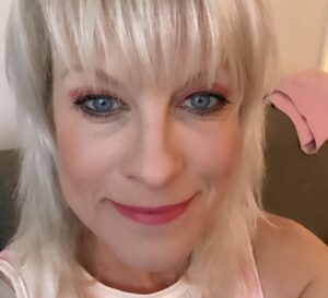 Laura Voutilainen Instagram - Kesän keikkojen viimeinen ateria. Ja muutama bombbikuva. Ilmassa kun tuoksuu jo syksy. 
Kiitos mun rakkaalle työryhmälle, yleisölle, ystäville, omaisille, ja Elämälle.