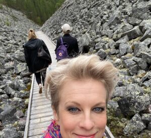 Laura Voutilainen Instagram - Kesän keikkojen viimeinen ateria. Ja muutama bombbikuva. Ilmassa kun tuoksuu jo syksy. 
Kiitos mun rakkaalle työryhmälle, yleisölle, ystäville, omaisille, ja Elämälle.