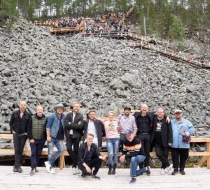 Laura Voutilainen Instagram - Kesän keikkojen viimeinen ateria. Ja muutama bombbikuva. Ilmassa kun tuoksuu jo syksy. 
Kiitos mun rakkaalle työryhmälle, yleisölle, ystäville, omaisille, ja Elämälle.