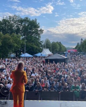 Laura Voutilainen Instagram - Photobombbausta. Alkaen peiliselfiestä, jossain huoltoasemalla, päättyen Lapin maisemiin niin keikalla kuin lomallakin. Eikä tähän tietenkään kaikkea mahtunut, kuten se että olen nähnyt myös muiden esityksiä kiitettävästi. Katselin siis puhelimen kuvia tältä kesältä ja vaikka some tuntuu olevan sen sortin  hehkutusta täynnä niin lisään nyt kuitenkin omani. Kyllä on ollu aikamoinen elämän kesä ja jatkuu vaan. Aina löytyy kauhisteltavaa, puutetta, huolta ja murhetta… Mut muistetaan myös ELÄÄ, tässä ja nyt!!! 
#elämänkesä2023
#vieläjatkuu
#kiitos 
#photobombing 
#summeriscrazy 
#täysii